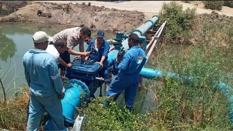 إصلاح كسر بخط المياه الرئيسى بدشنا