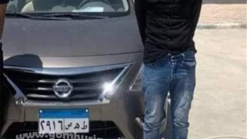 متهم بسرقة سيارة من سيدة بعد تهديدها بمسدس ينتحرشنقا في حجز قسم شرطة ثالث الإسماعيلية