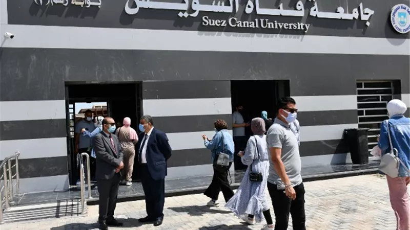 مطهرات وكمامات في لجان امتحانات آخر العام بجامعة قناة السويس..صور