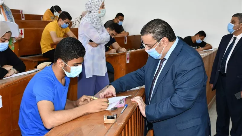 رئيس جامعة القناة يتابع سير الامتحانات من داخل اللجان