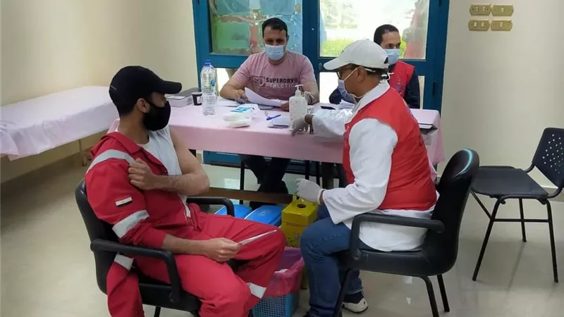 صحة البحرالأحمر: تطعيم العاملين بشركات البترول برأس غارب بلقاح كورونا