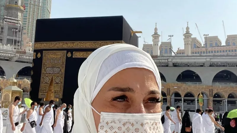 بسمة وهبة تؤدي مناسك العمرة وتطلب الدعاء ل 