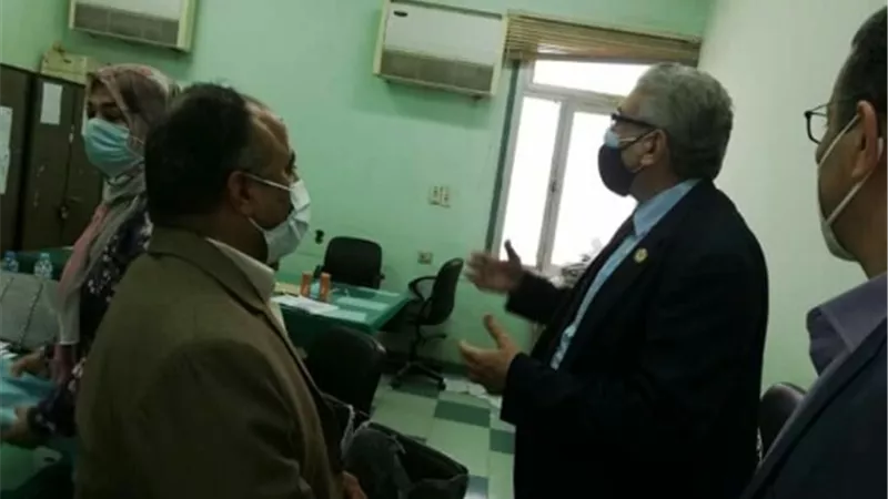 عميد طب بنها يتفقد مقر كنترول الامتحانات ومدى جاهزيته
