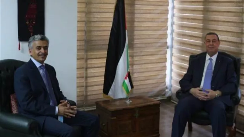 سفير فلسطين يتباحث مع مندوب المملكة السعودية بالجامعة العربية حول آخر المستجدات