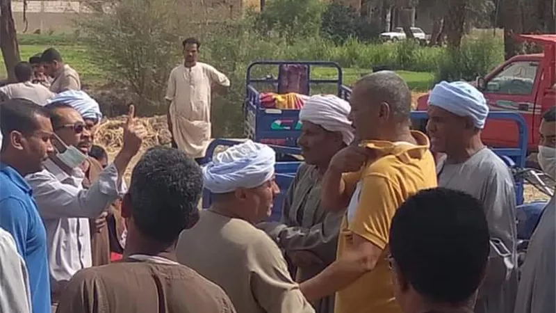 عاطل يتعدى على موظفين ويمزق ملابس أحدههما خلال تنظيم سوق 