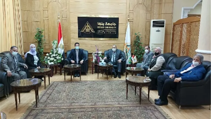 القائم بأعمال رئيس جامعة بنها يستقبل فريق الاعتماد البرامجي لكلية التربية