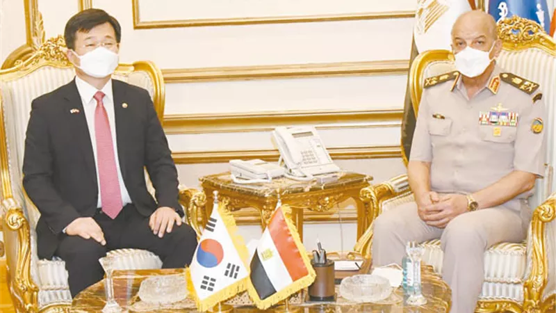 وزير الدفاع يلتقي وزير برنامج إدارة المشتريات الدفاعية لجمهورية كوريا الجنوبية