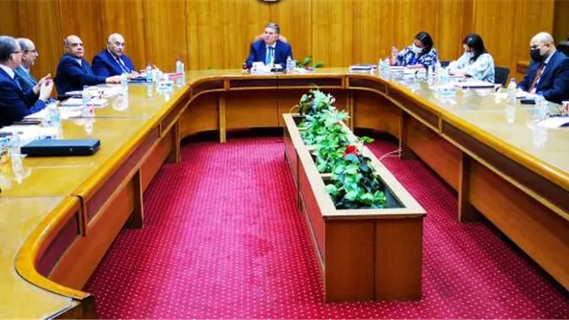 بتكلفة 7 مليارات جنيه.. وزير قطاع الأعمال يتابع موقف الأعمال الإنشائية لمصانع الغزل والنسيج