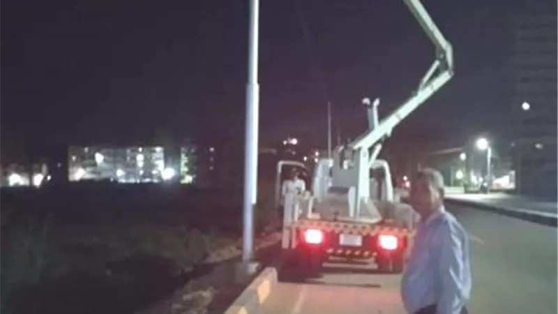 متابعة أعمال الإنارة وتركيب الكشافات واللمبات بسوهاج..صور