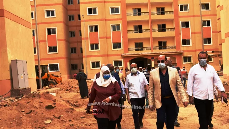 محافظ أسوان يتفقد مشروع عمارات الإسكان المتميز بحي العقاد