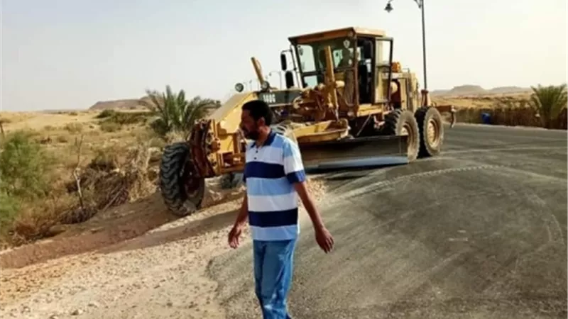 البدء في تنفيذ أعمال تمهيد طريق مدخل أبوبكر الصديق بالتربة الزلطية
