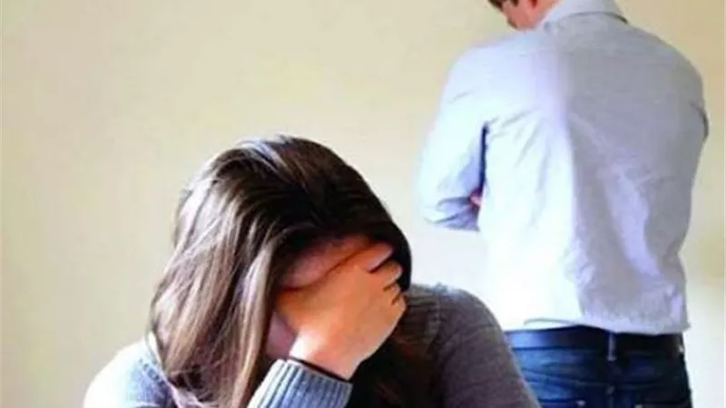 الزوجان يصوران المشاهد المخلة لعرضها علي النت