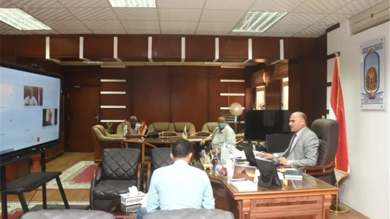 زيادة المقابل المادى لإمتحانات الدراسات العليا وتصميم شعارات لكليات العلوم والتربية والطب بجامعة الأقصر