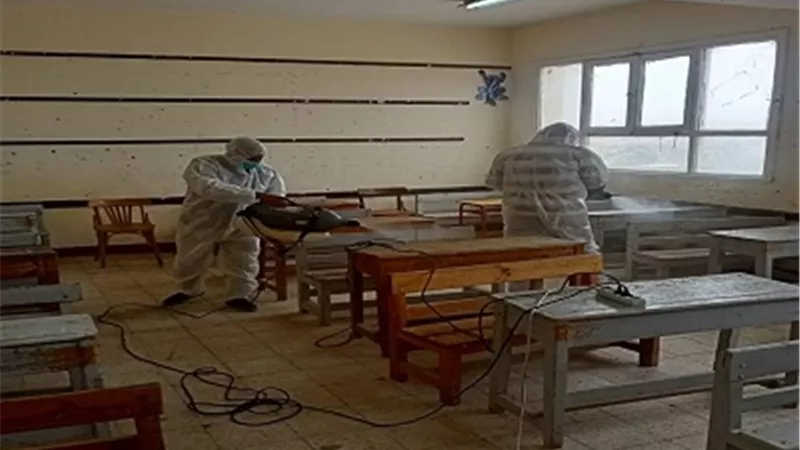 رش وتعقيم المدارس بمدينة بالقصير حفاظا على صحة الطلاب