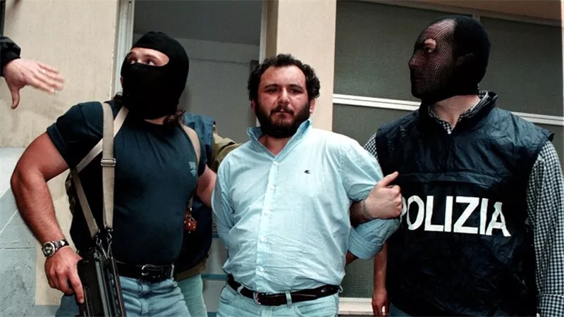إيطاليا.. إطلاق سراح أحد أخطر زعماء المافيا بعد قضائه 25 عاما في السجن