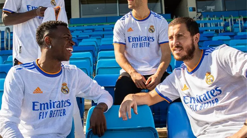 ريال مدريد يُعلن عن قميصه الأساسي في الموسم الجديد بدون راموس.. فيديو