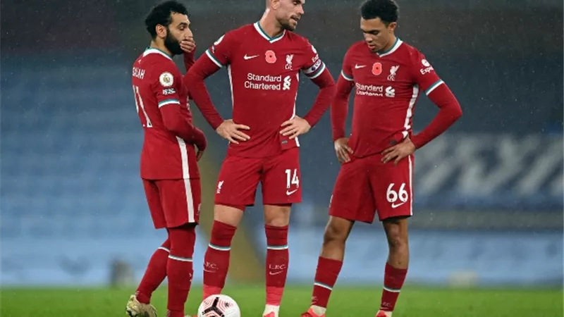 لاعب ليفربول يسخر من زميله ويشبهه بزوجته