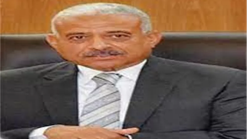 صقر يفاجئ اللجان ويستمع للطلاب ويشيد بالإجراءات الإحترازية بالسويس