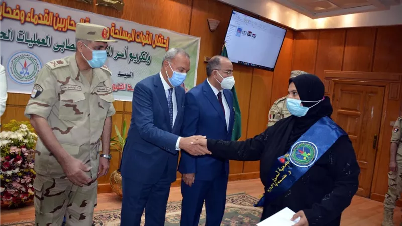 محافظ القليوبية يُكرم أسر الشهداء ومصابي العمليات الحربية فى احتفالية كبيرة