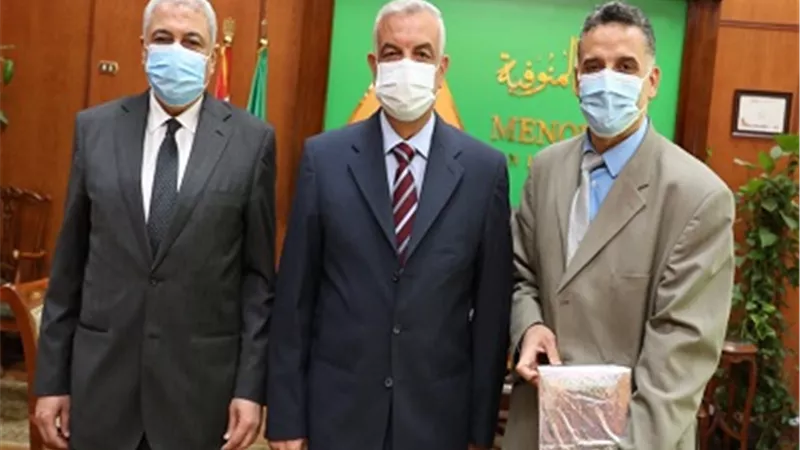 رئيس جامعة المنوفية يكرم أمين عام جامعة مدينة السادات الجديد
