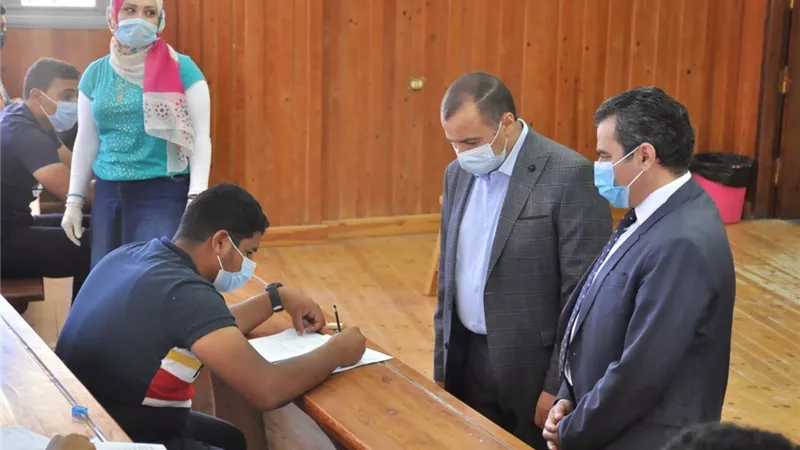 رئيس جامعة كفرالشيخ يتفقد امتحانات الفصل الدراسي الثاني في كليتى العلاج الطبيعي والتمريض