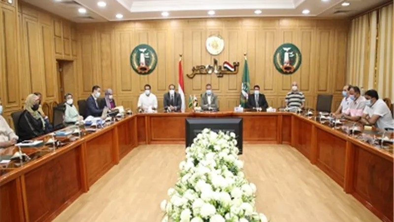 محافظ المنوفية يلتقي وفد صندوق تطوير العشوائيات لمتابعة نسب تنفيذ المشروعات