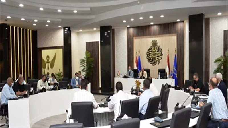 محافظ أسوان : التقييم متواصل لجميع القيادات المحلية.. والنزول للشارع للتواصل المباشر مع المواطنين