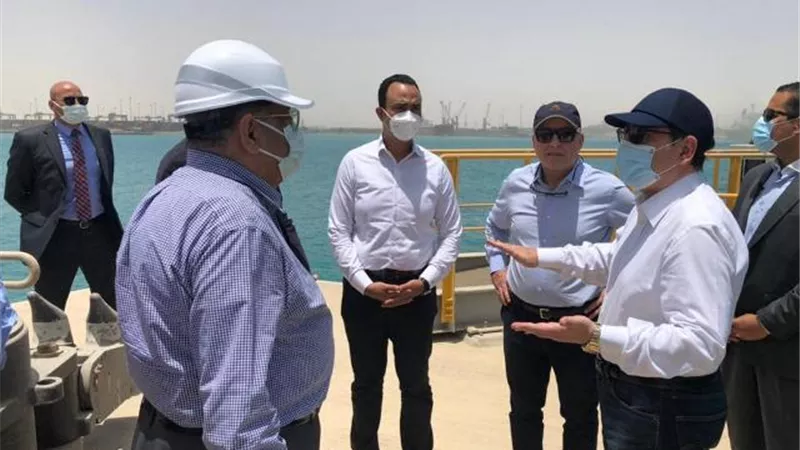 وزير البترول يتفقد مشروع مجمع البحر الأحمر الوطنية للبتروكيماويات