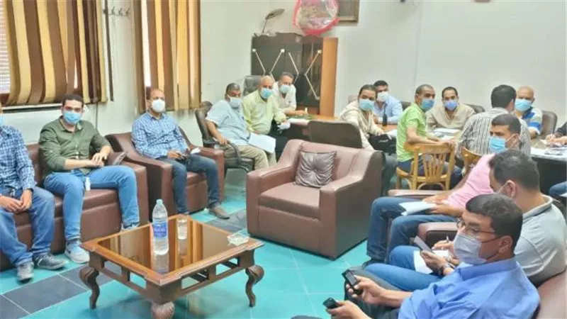 رئيس مدينة الزقازيق يناقش رصف وتجميل الشوارع.. بالصور