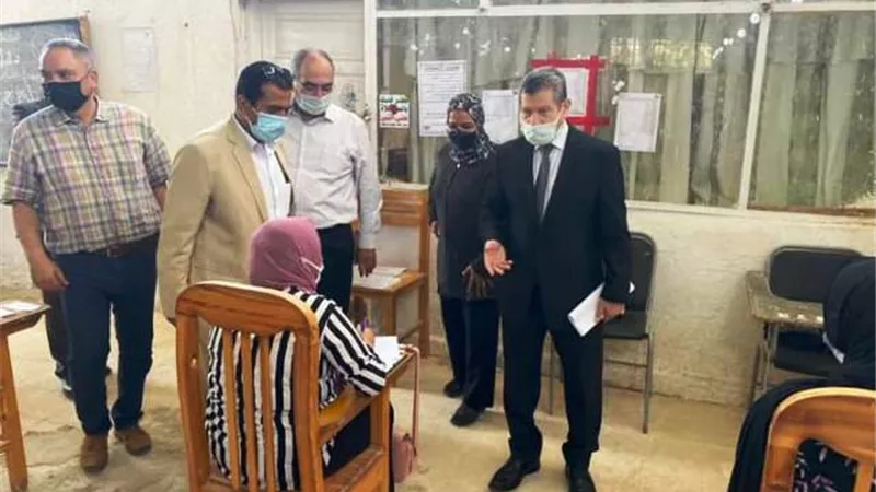رئيس جامعة مطروح يتفقد لجان الامتحانات فى كلية التربية.. بالصور