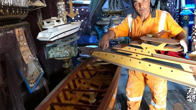 الماكيتات .. احدث طرق اصحاب مهنة صناعة السفن بالاسكندرية لمواجهة الكساد