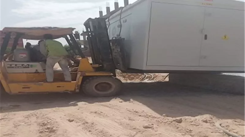 وصول ٦ محولات كهرباء و١٨ صندوق توزيع لتغذية عدد من المناطق بالقصير