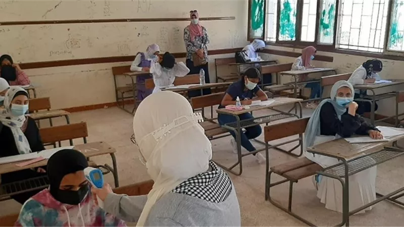 طلاب الإعدادية القنطرة غرب بالاسماعيليه يؤدون أول أيام الامتحانات