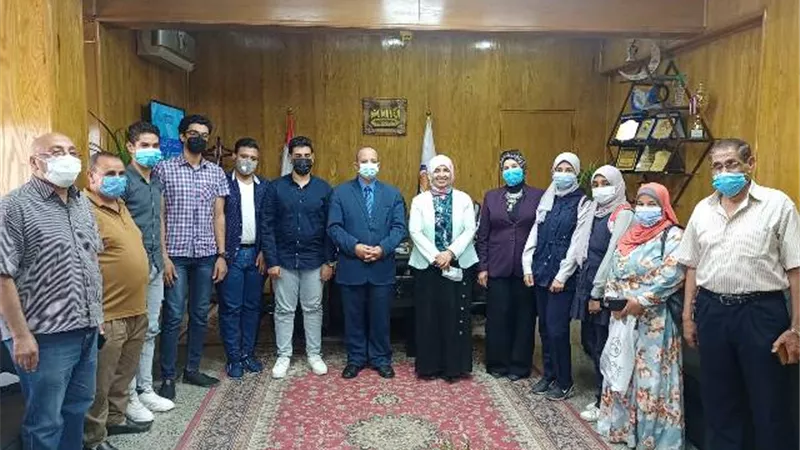 وكيل وزارة التعليم بقنا يستقبل المشاركين فى مسابقة أوائل الطلاب