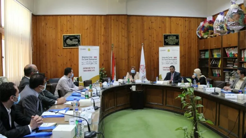 مناقشة تطوير المناهج بكلية الزراعة لتوافق متطلبات سوق العمل بمجال الصناعات الغذائية
