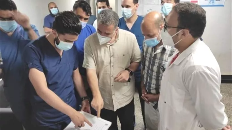 مدير ادارة المستشفيات بمطروح يتفقد مستشفي العزل بالنجيلة.. صور