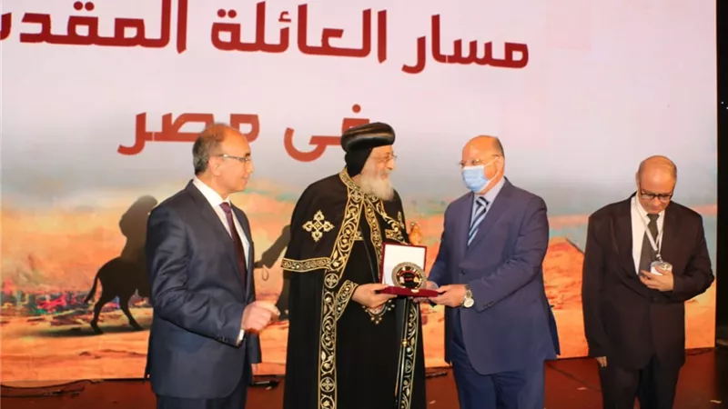 البابا تواضروس يكرم محافظ القاهرة لدوره في تطوير مسار العائلة المقدسة