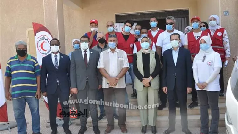 نائب محافظ الوادي الجديد تتفقد قافلة الهلال الأحمر فى ٣ تخصصات بالخارجة