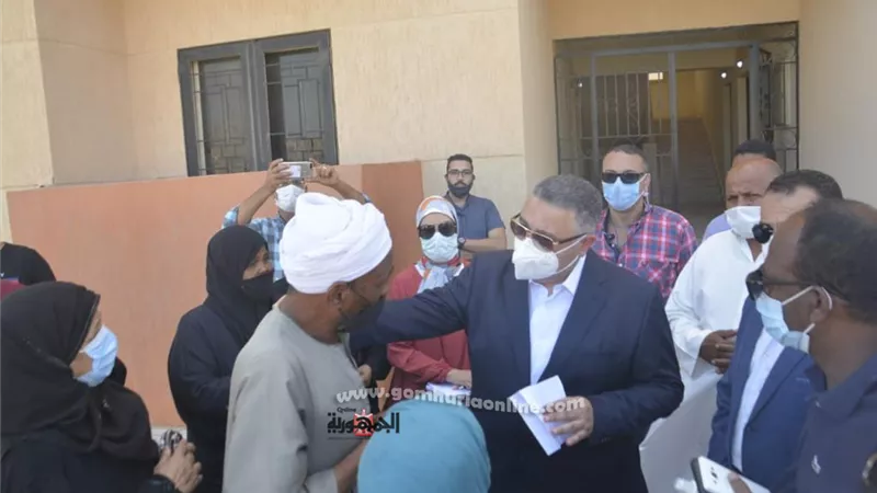 استجاب لمطالب المواطنين.. محافظ البحر الأحمر يجري جولة ميدانية بمساكن بديل العشوائيات بالغردقة
