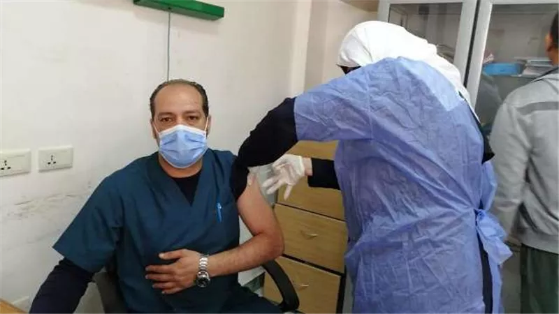 «مستشار وزير الصحة» يوضح خطوات تحديد نوع اللقاح.. وتفاصيل تغيير مكان تلقي اللقاح