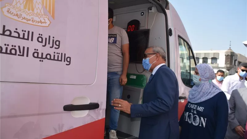 سيارة متنقلة كمركز تكنولوجي لخدمة المواطنين بحي غرب شبرا الخيمة