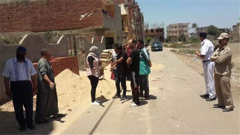 رئيسة مدينة القنايات توقف أعمال بناء مخالف للقانون بالزقازيق