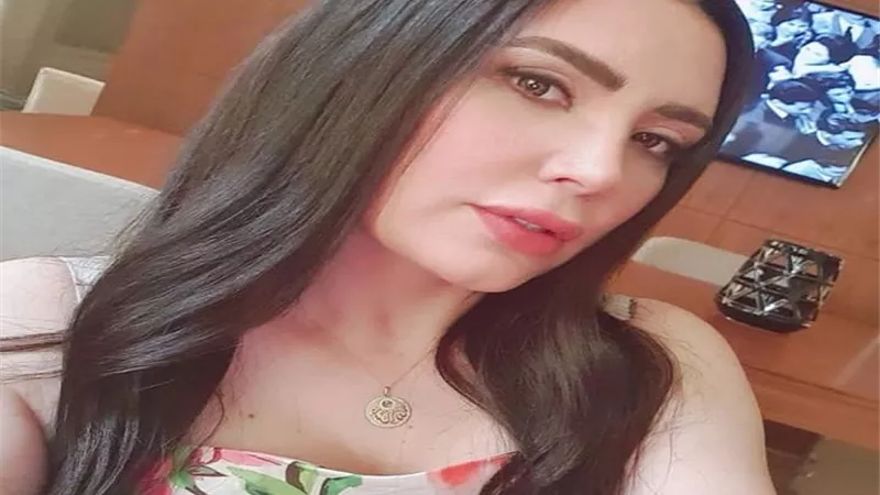 عبير صبري تشارك متابعيها إطلالة مبهجة وتعلق : مساء الورد