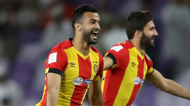 الكاف يقرر إيقاف نجم الترجي لمدة عام قبل مواجهة الأهلي