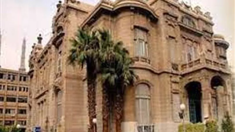 رئيس جامعة عين شمس يصدر عدة قرارات خاصة بكلية الآثار الحديدة