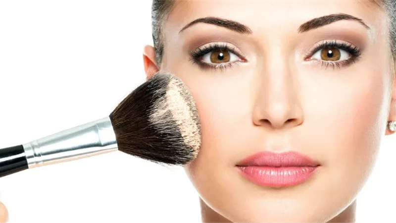 بالفيديو.. خبيرة تجميل تكشف عن أخطاء وضع الميك آب
