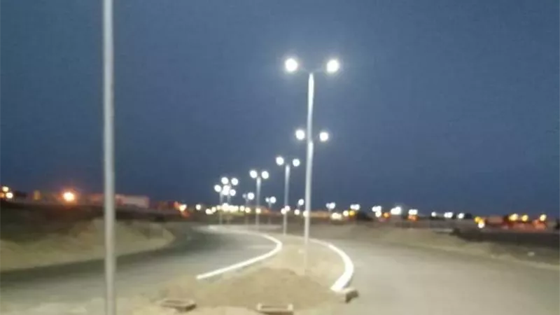 رئيس مدينة مرسى علم تدعيم المناطق المحرومة من أعمدة الإنارة - صور