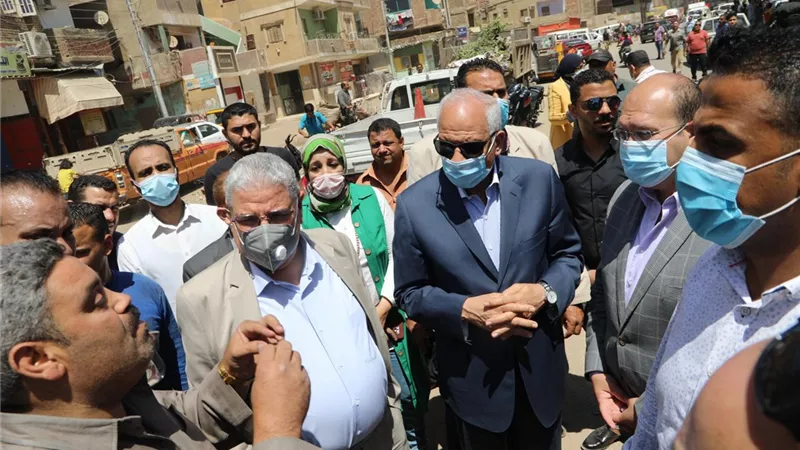 محافظ الجيزة يتابع أعمال رصف وتطوير طريق الكوم الأحمر بأوسيم