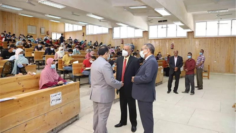 يوسف غرباوى يتفقد امتحانات تجارة جامعة جنوب الوادى