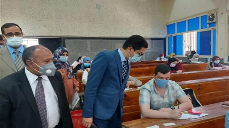 الجيزاوي يتفقد امتحانات الفصل الدراسى الثانى بكلية التجارة جامعة بنها